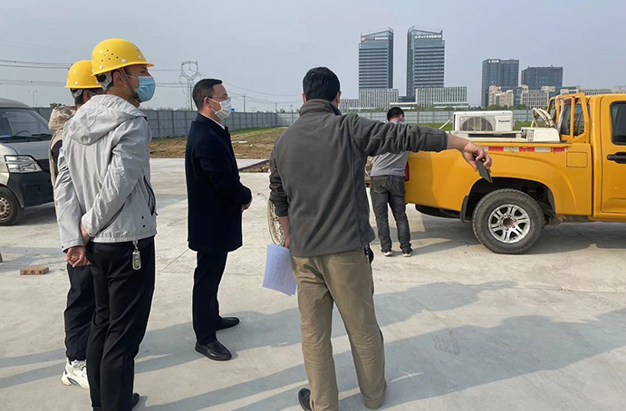 1650526479132763.jpg 付海華對唐人科技產(chǎn)業(yè)園項目進行疫情防控工作檢查.jpg