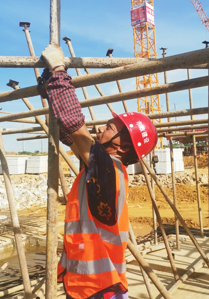 南昌市政建設(shè)者高溫酷暑忙施工趕進度