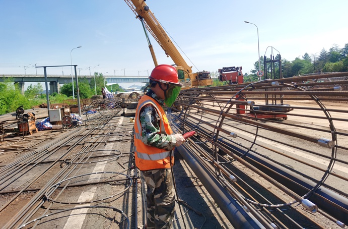 南昌市政建設(shè)者高溫酷暑忙施工趕進度