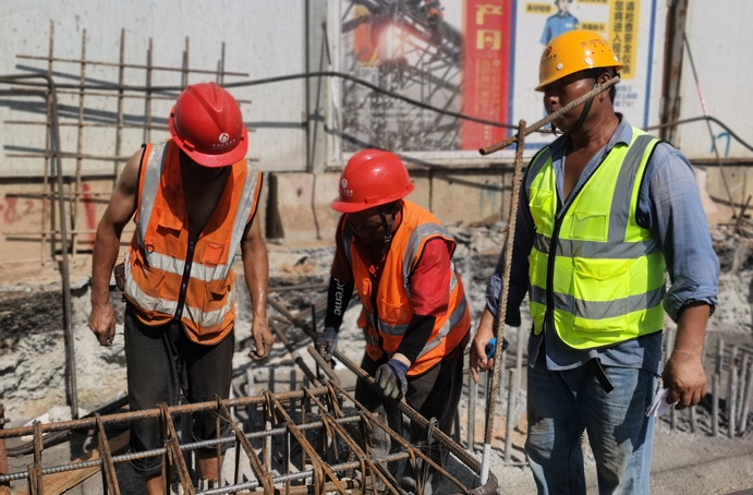 南昌市政建設(shè)者高溫酷暑忙施工趕進度