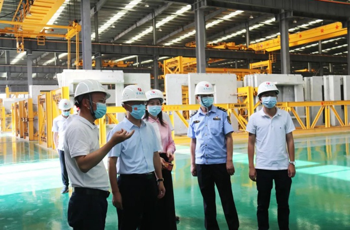 南昌縣委常委、組織部部長鄔春華到市政遠(yuǎn)大公司進(jìn)行安全例行檢查