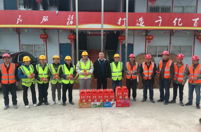 黨委副書(shū)記、總經(jīng)理王海龍深入贛州谷山公寓項(xiàng)目開(kāi)展春節(jié)慰問(wèn)