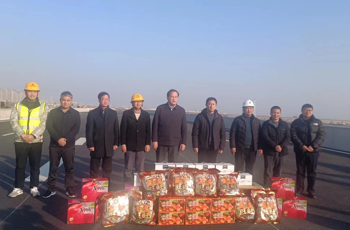 南昌縣縣委書(shū)記陳翔到小藍(lán)大道快速化新建項(xiàng)目現(xiàn)場(chǎng)調(diào)研慰問(wèn)