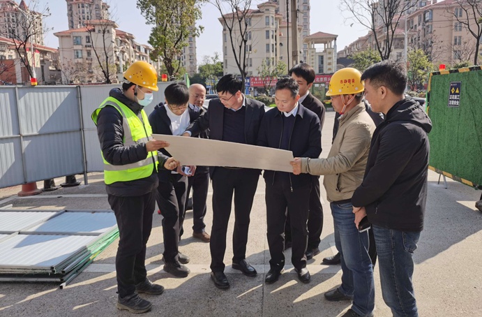 青山湖區(qū)委副書記、區(qū)長楊育星深入利民路項目調(diào)研