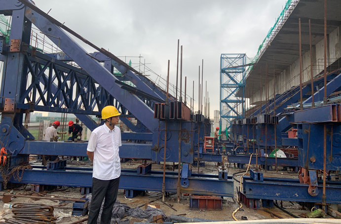 五一勞動(dòng)獎(jiǎng)?wù)芦@得者項(xiàng)目黨支部書(shū)記、副總工程師周天奇