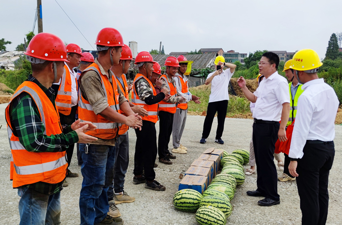 市政公用集團(tuán)黨委委員督查督辦室部長劉順保到杭州路項目調(diào)研慰問