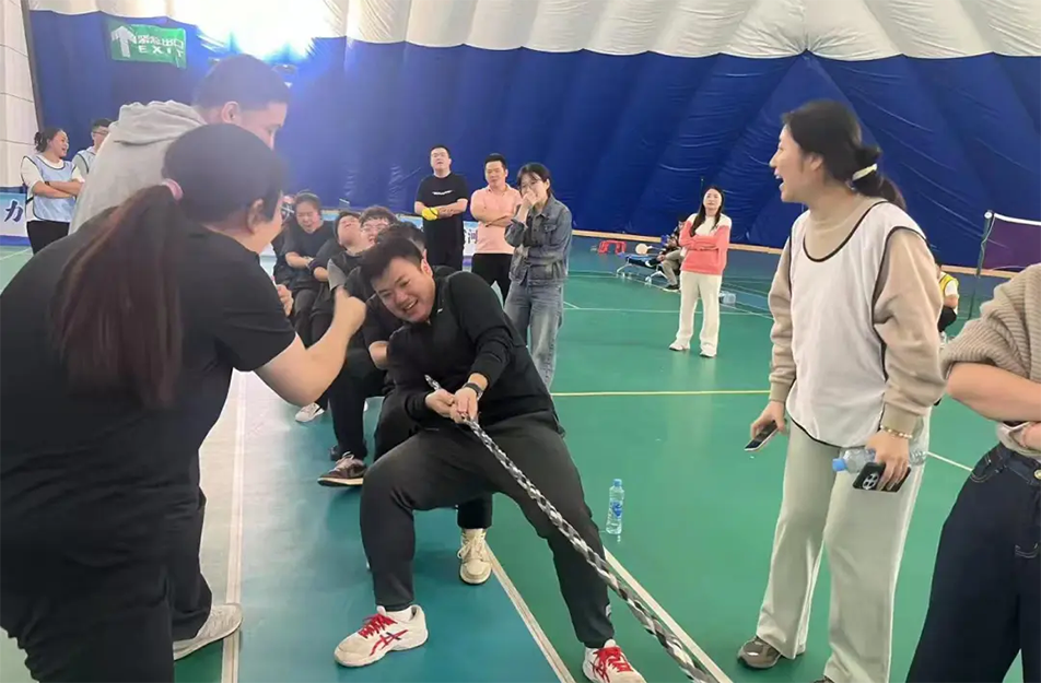 南昌市政建設(shè)集團有限公司與新宇建設(shè)拔河團建活動