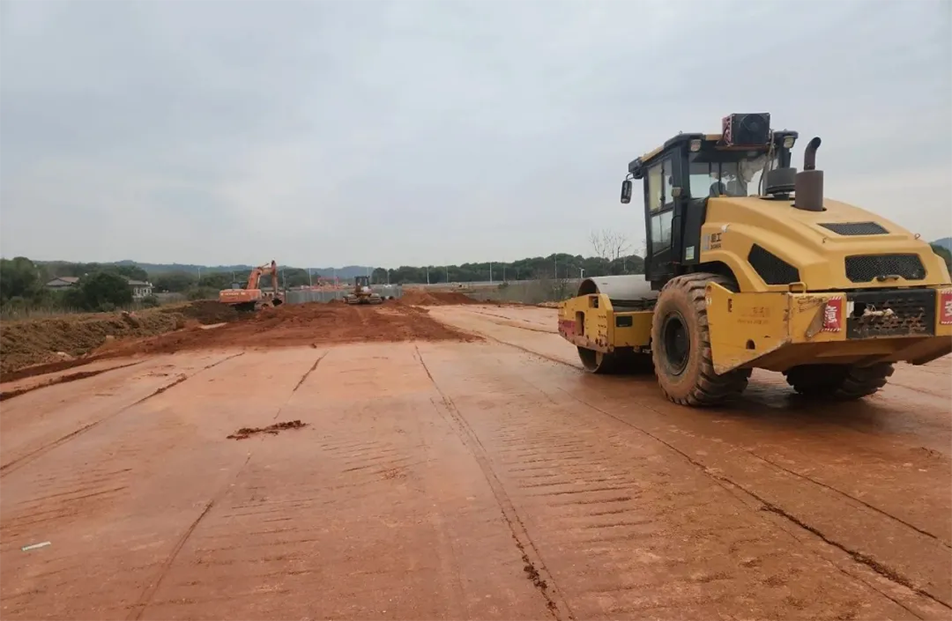 云翔大道項目路基全線貫通 | 飽和式施工加速推進，助力區(qū)域交通升級