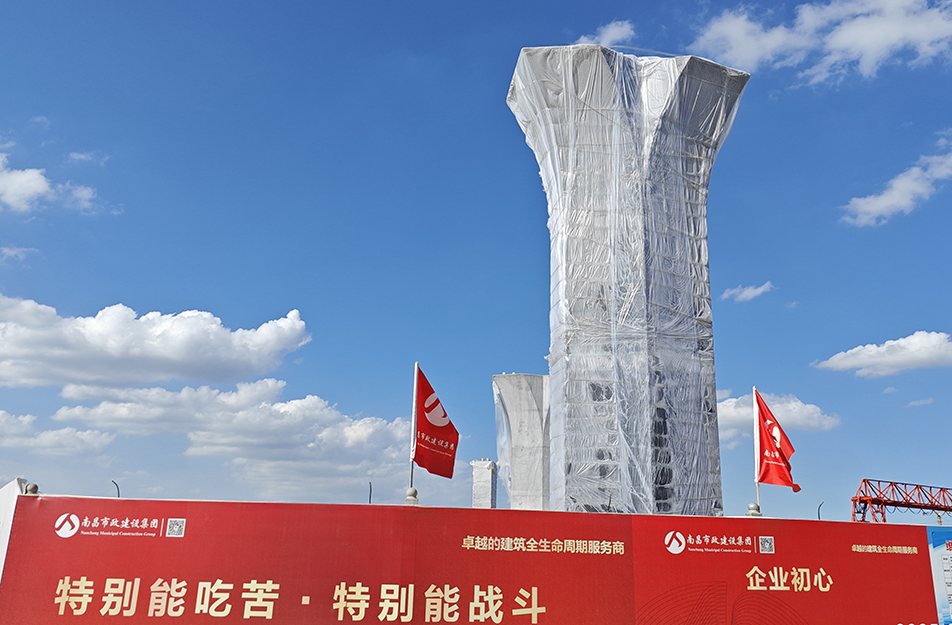 深圳大道互通立交項(xiàng)目鏡面墩柱工藝揭秘 定制不銹鋼模板誤差控制在2mm內(nèi)