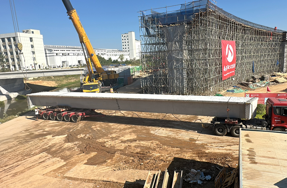 深南互通立交項目完成跨渠橋關(guān)鍵梁體吊裝 6片大型箱梁精準安裝